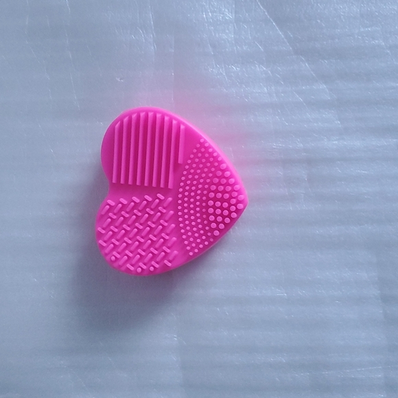 Heart Shaped Brush Cleaner - Picture 2 of 4